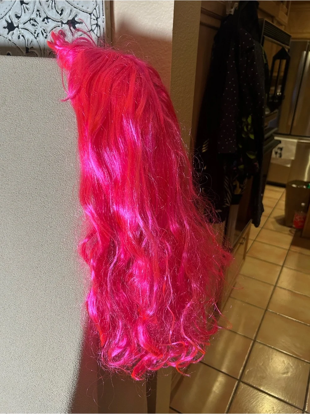 Halloween costume wig Leg Avenue Vibrant Pink Long Wavy Wig bangs